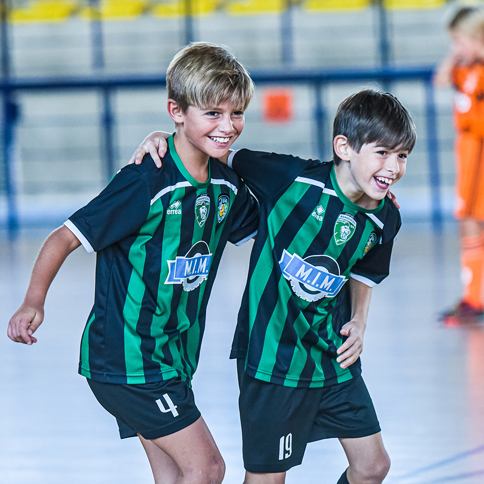 Bambini che si divertono L84 Futsal School
